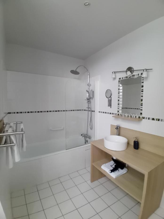 Hotel Helios - Golf Salies-de-Béarn Eksteriør bilde